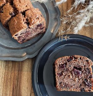 カカオ＆クランベリーのパウンドケーキ、人気です！小麦の中でもアレルギーが発症しにくいといわれるスペルト小麦を使用するとい at Blue Point Falafel & Coffee in Yomitan