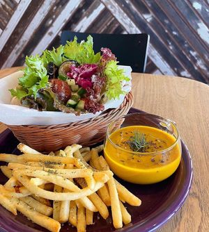 ファラフェルピタサンドイッチのポテトとスープのセット。こちらのスープはカボチャのポタージュ🎃  at Blue Point Falafel & Coffee in Yomitan