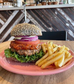 ヘンプチーズバーガー🍔ポテトセット。麻炭を練り込んだ特注バンズと、麻の実を混ぜ込んだ自家製パティ。自家製のトマトソース at Blue Point Falafel & Coffee in Yomitan