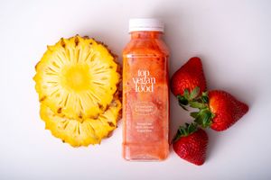 Strawberry Pineapple Smoothies.
Sweet and refreshing energy boosting smoothie, fresh orange juice, pineapple, strawberry
100% freshly squeezed at Dobro Top Vegan   in Dubai