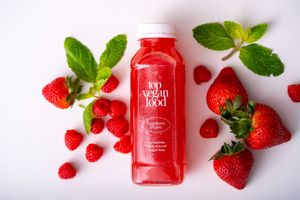 Raspberries Mojito.
Fresh and sweet mojito without sugar
Raspberry, agave syrup, lime, vanilla, mint and sparkling water
100% freshly squeezed at Dobro Top Vegan   in Dubai