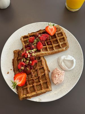 Vegan and gluten free waffles at Baryl in Copenhagen