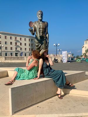 Maddie & Lyn contemplating with Archimedes at Vegan Food Tour Ortigia in Siracusa