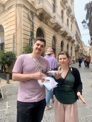 Alex & Rahel posing with the crostata - April 2024 at Vegan Food Tour Ortigia in Siracusa