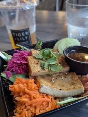 Teriyaki Tofu Bowl with Passion Fruit Green Tea at Tiger + Lily in Columbus