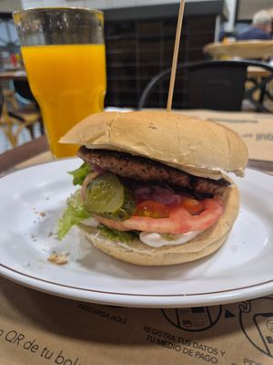 Veganer Beyond Meat Burger at Dominó - Mall Vivo Imperio in Santiago