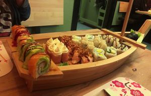 Rainbow Uramaki, Hosomaki mit Sojablätter Gurke(vegetarisch), spezial Lachs Nigiri, Mango Rucola Cheese Inside out Rolle(vegetarisch), Süßkartoffel Avocado Inside out Rolle(vega at Yammi - Sushi & Mehr in Muehldorf