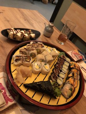 Crispy Kappa Cheese Maki(vegetarisch), Süßkartoffel Avo Inside out Rolle(vegan), Mango Rucola Inside out Rolle(vegetarisch), gegrillter Lachs Maki, Kappa Maki(vegan),   at Yammi - Sushi & Mehr in Muehldorf