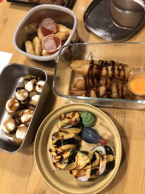 Frühlingsrollen(vegan), Frittierte Süßkartoffeln(vegan), Crispy Kappa Cheese Maki(vegetarisch), Sake Futomaki  at Yammi - Sushi & Mehr in Muehldorf