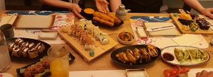 Crispy Kappa Cheese Maki(vegetarisch), Oktopus Bällchen, Mango Avo Cheese Röstzwiebel Rolle(vegetarisch), Frittierte Süßkartoffeln(vegan), Kimchi, Crispy Sake Maki, Gyoza Vegi( at Yammi - Sushi & Mehr in Muehldorf