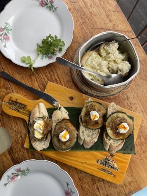 Berenjena con cebolla caramelizada (pedir sin queso)  at Helena Adentro in Filandia