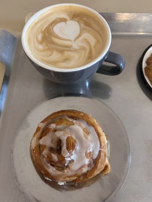 Roll de canela y latte con leche vegetal   at Franca in Montevideo