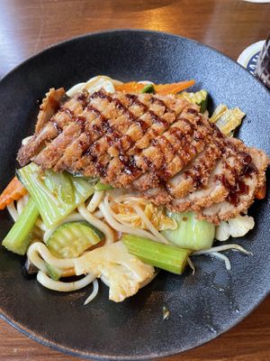 Vegane Ente auf Udon Nudeln mit Gemüse   at Viet Vegan in Leipzig