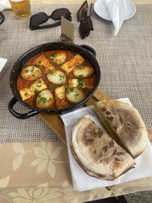 Vegan shakshuka with grilled tofu and baked potato! Rich tomato and pepper sauce, optional with mushrooms, parsley. Vegan garlic bread (bolo do caco)  at Quinta Levada do Rei in Santana