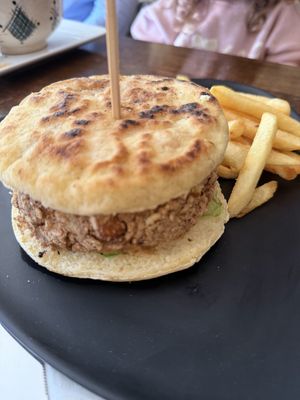 Hamburguesa 🍔 sin queso 🧀   at Culture Box cafe in Fes