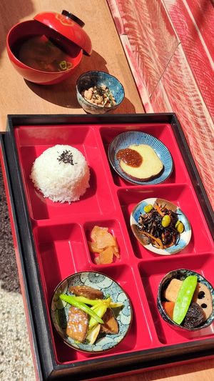 vegan : riz, seitan, pickles, algues hijiki, légumes et tofu, patate douce... at Wabi Sabi in Liege