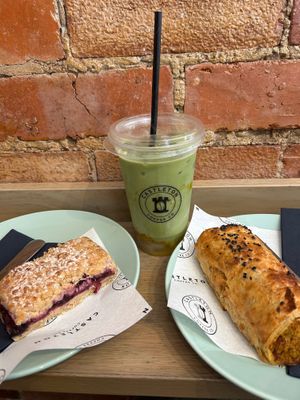 Mango iced matcha, berry crumble bar & curried jackfruit roll at Castleton Coffee Co in Castleton
