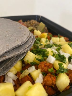 Pastor de soya coronado con piña, cebolla y cilantro, servido con ensalada de nopales y lentejas, acompañado de tortillas. (El menú es itinerante) at La Cosecha - Cloud Kitchen in Playa Del Carmen