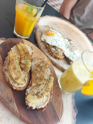 -Torrada com abacate, cogumelos e ovos
- Torrada com manteiga de amendoim e banana at Vegood in Vila Real De Santo Antonio