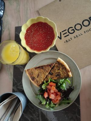 Quiche, sopa e sumo do día, tudo fresco e saboroso.  at Vegood in Vila Real De Santo Antonio