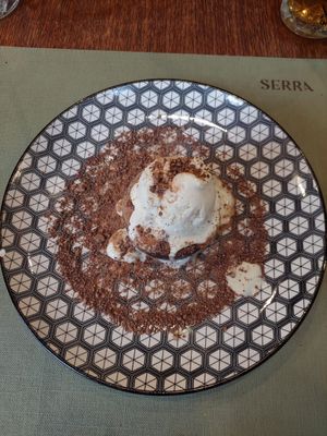 Dessert moyen at SERRA in Brussels