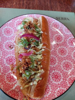 Hot dog végétarien top at SERRA in Brussels