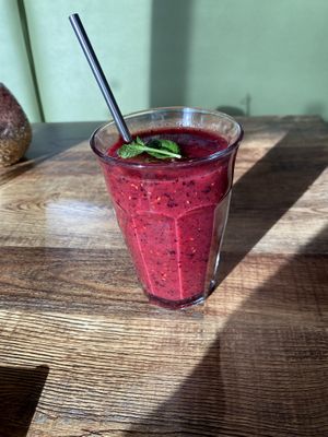 Smoothie met appel, framboos en blauwe bes  at Verbeek Biologische Bakkerij & Lunchroom in Haren