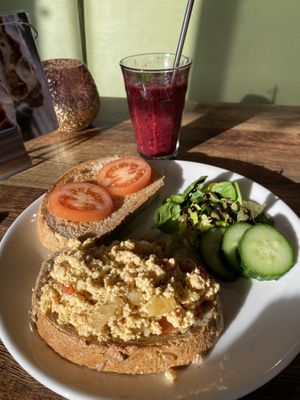 Broodje vegan roerei harissa (zijdentofu)  at Verbeek Biologische Bakkerij & Lunchroom in Haren