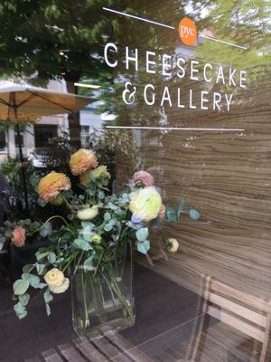 Drinnen gibt es eine Foto-Ausstellung    at PYC Cheese Cake & Gallery in Dusseldorf