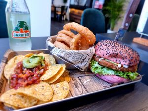 Advocado burger & onion rings at XONI STREETFOOD in Tielt