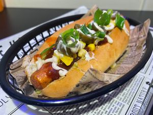 URBAN TWIST: Een vegan hotdog met guacamole, pepper relish, mais, lenteui en jalapeños.  at XONI STREETFOOD in Tielt