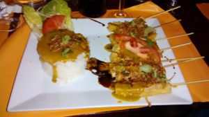 Tofu skewers with rice, spices and a curry sauce at O Bali in Toulouse