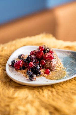 dessert végan au chocolat et fruits rouges chez l'équilibriste at L'Équilibriste in Lyon