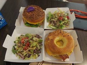 Cheddar bagel with bacon and an omelette and a chicken burger at Açaï Spot in Cannes