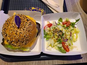 Chicken sandwich with small salad at Açaï Spot in Cannes