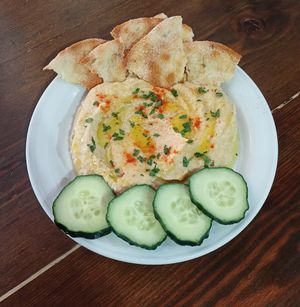 Hummus con torta de Inés Rosales y pepinos at El Patio Cocina Vegana in Genalguacil