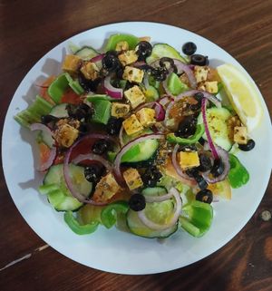 Ensalada mediterránea con "tofeta" at El Patio Cocina Vegana in Genalguacil