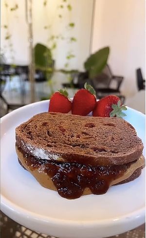 Eros:
Pan de masa madre con arándanos y pistaches + crema de cacahuate artensala + mermelada de fresa  at Juandos in Mexico City