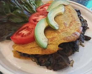 Omelette con harina de garbanzo relleno de champiñones con espinada :D at Juandos in Mexico City