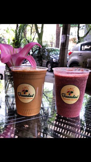 Juandos Artemisa : Leche artesanal de semilla de girasol, plátano, zanahoria, dátiles, linaza y vainilla. Juandos Dionisio: Agua, frambuesa, fresa, zarzamora, menta y arándanos. at Juandos in Mexico City