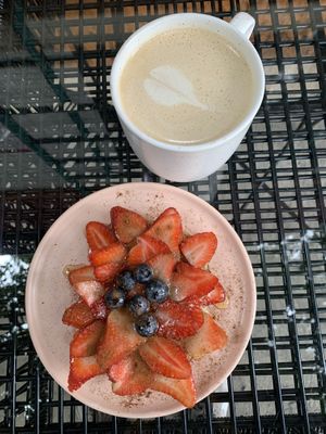 Latte con leche de cacahuate artesanal y   at Juandos in Mexico City
