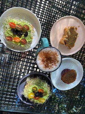 Latte con leche de cacahuate artesanal y toast con crema de cacahuate y berries 🍓🍓🍓🫐🫐🫐🫐🥜🥜🥜 #vegano #plantbased #condesa  at Juandos in Mexico City