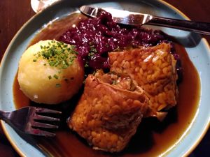 Tempehrouladen mit Dunkelbiersauce, Blaukraut und Kartoffelknödel at DILL Vegan Gastronomie in Augsburg