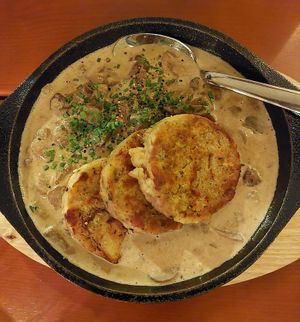 Pilzrahm Geschnetzeltes mit Knödel  at DILL Vegan Gastronomie in Augsburg