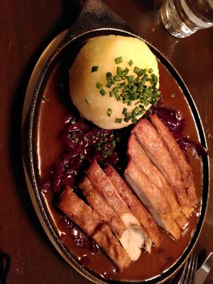 "Knusper-Ente" mit Blaukraut und Kartoffelknödel 😍 at DILL Vegan Gastronomie in Augsburg