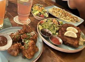 Sojaschnitzel mit knuspriger Panade und mit Kartoffelsalat, scharfer Blumenkohl- alles absolut köstlich   at DILL Vegan Gastronomie in Augsburg