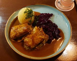 Tempeh-Rouladen mit Apfelblaukraut, Dunkelbiersauce und Kartoffelknödel € 21 at DILL Vegan Gastronomie in Augsburg