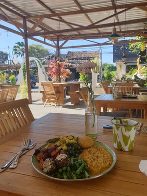 Cornbread, dahl, garlic kale, green beans, quinoa balls, cauliflower, rainbow root vegetables 🌈🧄🥬🧅 at Road Trip Eatery in Pecatu