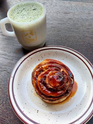 Regular cinnamon roll and Matcha soy au lait at Kim Yo Pan - Vegan Bakery in Taichung