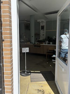 Vegan koffie op zonnig terras  at Five Ways Coffee in Amsterdam